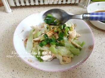 step12: 盛起淋上椰菜手撕雞上即可