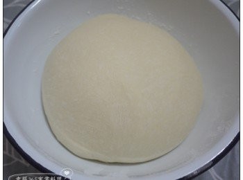 step1: 將材料全部放入麵包機中，選擇「揉麵+發酵」模式，新鮮酵母加溫鮮奶攪開，水量必須從全部的鮮奶量扣除，比方用20公克鮮奶攪開酵母，鮮奶只要再加240公克。行程結束後取出麵團，醒約15分鐘。