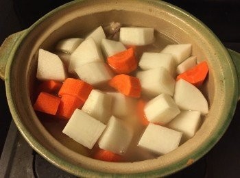 step4: 將蘿白甘荀放入牛腩煲內, 繼續慢火1小時