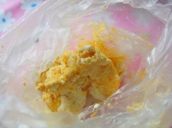 step3: 取出鹹蛋放入塑膠袋搓柔，讓蛋白與蛋黃均勻參入