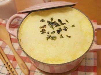 step6: 江江~~~可愛的舒芙蕾鍋燒烏龍麵^^ 開蓋撒上些許海苔碎片!!!!