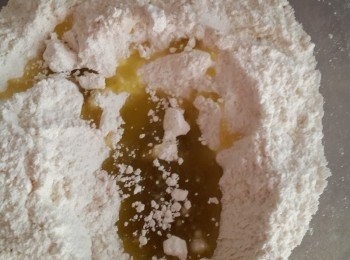 step3: 倒入橄欖油~此時麵粉會較硬別擔心