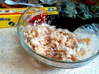 step10: 將餘下1/3份量的白飯同樣地加少許豉油及糖調味拌勻