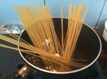 step4: 水滾後加入意粉同少量鹽煮7-8分鐘