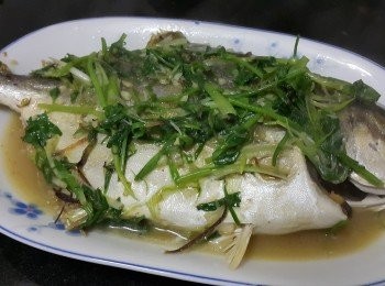 step5: 做法 :

將香茅拍開, 起鑊中細火爆香乾蔥,蒜頭,薑同香茅,䱽魚上少少生粉煎封兩面半熟, 再加半碗水少少糖,雞粉,胡椒粉,魚露蓋好煮2-3分鐘上碟魚汁留用, 將蔥花放入大火煮起淋上魚身, 完成 !