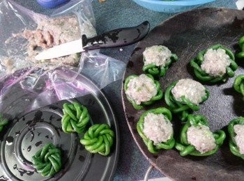 step3: 再將鯪魚肉釀在青豆上