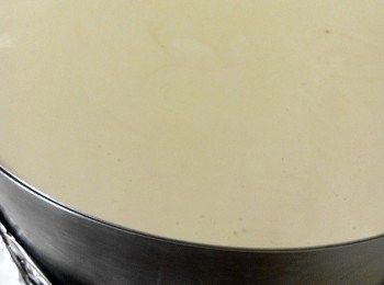 step5: 將海綿蛋糕放入蛋糕圈模裡，倒入芝士餡，抹平