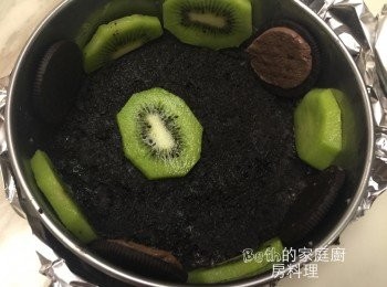 step4: 將2的蛋糕模取出，邊緣排上額外的OREA餅乾以及奇異果