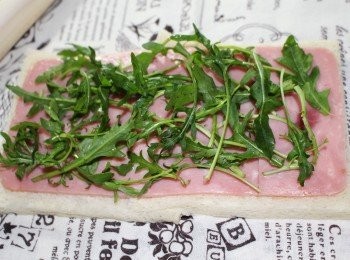 step3: 把火腿片及火箭菜放在麵包上