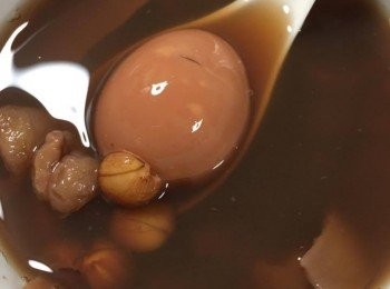 step4: 加入已去殼的雞蛋，及冰糖再煮30分鐘，即成