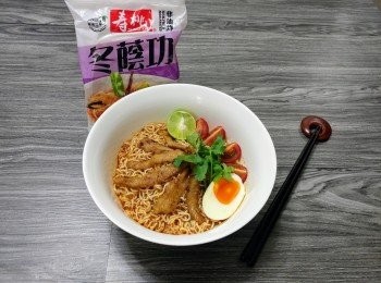 step8: 最後放上豬頸肉片, 及按喜好加上其他配料便完成。