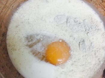 step1: 將蕎麥粉、鹽、蛋、鮮奶和牛油溶液用打蛋器充分混合。用保鮮紙封好，放雪櫃冷藏最少三小時或過夜。