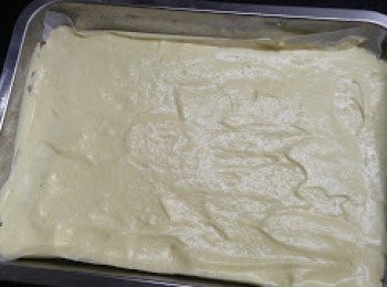 step6: 將蛋糕糊倒入焗盤，用抹刀抹平，
   輕力"鄧"出空氣. 焗爐預熱，160C焗8-10分鐘