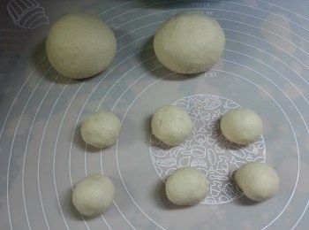 step3: 將休息了30分鐘的粉糰平均分成3份,再每一份再分開平均6粒,將6小粒的麵糰滾圓