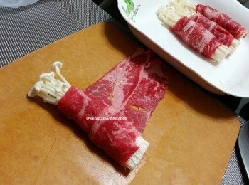 step1: 甘菇切去菇腳備用, 肥牛略為解凍至沒冰感, 在上面灑小許鹽, 在反轉包上甘菇 (有鹽的一面向外)