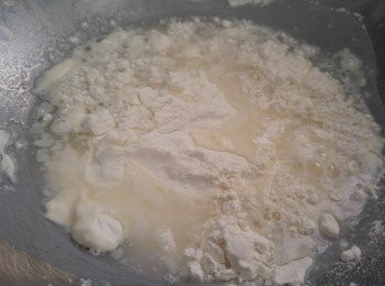 step1: 先將麵粉和100ml 水混合攪混,餘下的50ml慢慢加入,因為每隻粉吸水情況不同未別用晒。