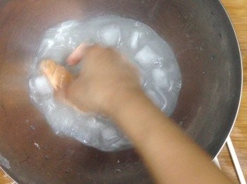 step5: 把沾好麵粉的<a href="https://bit.ly/3zHU5V3" target="_blank" data-keyword="雞中翼" class="guide-link"><strong>雞中翼</strong></a> <span style="display:inline-block;vertical-align:middle;margin-top:-3px;color:initial;border-radius:3px;padding:2px 3px;font-size:12px;line-height:14px;background:#87d300;color:#fff;">即買</span> 拿出來，先浸一浸冰水，再重新沾第二次麵粉 
（這個步驟會令<a href="https://bit.ly/3zHU5V3" target="_blank" data-keyword="雞中翼" class="guide-link"><strong>雞中翼</strong></a> <span style="display:inline-block;vertical-align:middle;margin-top:-3px;color:initial;border-radius:3px;padding:2px 3px;font-size:12px;line-height:14px;background:#87d300;color:#fff;">即買</span> 有脆皮的！）