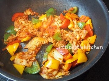 step4: 再下泡菜和彩椒煮熱