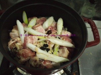 step3: Staub 熱鍋少油, 下五花腩咯炒, 倒入其他材料上蓋轉細火煲20分鐘. 熄火焗10分鐘 完成
