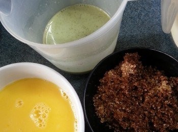 step2: 再加入雞蛋83g及黑糖40g拌勻