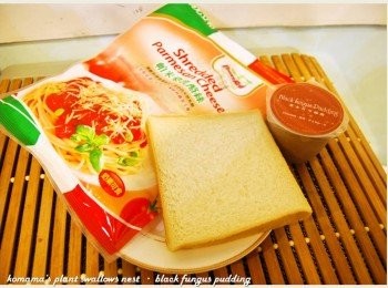 step1: 事先準備白吐司、可可口味的黑木耳雪綿酪與乳酪絲。