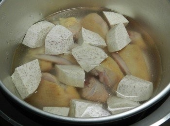 step3: 加入600c.c.的水與一大匙米酒後，外鍋兩杯水蒸熟後調味即可