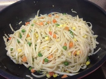 step9: 大鍋子中，加油快炒蒜蓉，再加入雜豆快炒，伴入意粉快炒均，加入海鹽及蒜蓉醬快炒即成 (這鍋子蒜蓉意粉一下子就被家中3位小朋友掃光了。。。) ^^