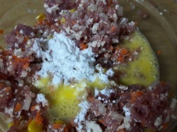 step7: 放入蛋液 , 和太白粉拌勻