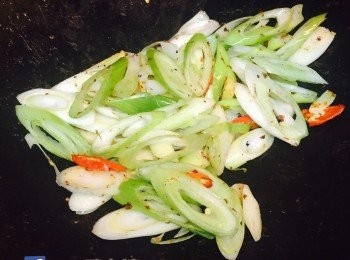 step4: 繼續大火熱鑊，放1湯匙橄欖油，先爆香薑片至有香味。放入蒜片及指天椒炒香，下京葱炒至略軟身並有香味。下醬汁及牛肉快炒約1至2分鐘，在鑊邊灒上半湯匙米酒及鎮江醋炒匀即可上碟。