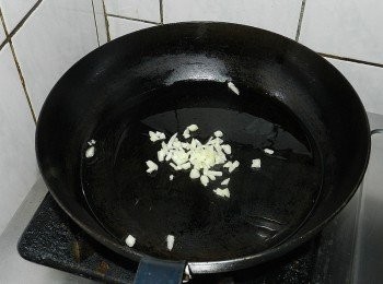 step3: 起一油鍋，入蒜末爆香