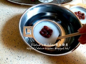 step18: 再蓋上蓋蒸15分鐘至熟透 , 盛起待涼20分鐘或浸入冰水內放涼 , 用竹簽起出糕點