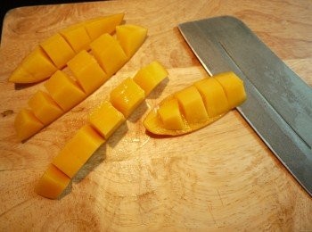 step2: 芒果去皮切成小塊狀備用