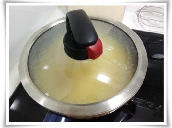 step4: 煮開後關小火~ 蓋上鍋蓋煮3-5分鐘!!!