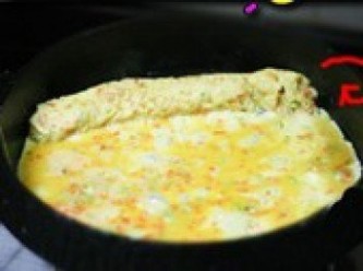 step6: 接著在鍋內倒入剩下的1/3或者1/2的雞蛋液，調中小火慢煎，邊上的第一層卷還是在鍋內的