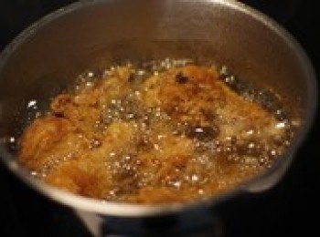 step7: 濾乾後的雞塊再次中大火炸製十分鐘（同樣，雞腿十分鐘，雞翅時間減半）