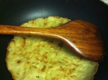 step7: 最後剩下的水、麵粉和雞蛋也不要浪費，全混在一起攤個雞蛋餅