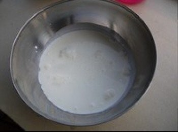 step3: 把淡奶油倒入盆內，盆裡要無油無水。倒入的淡奶油液體要漫過打蛋頭的一半以上（否則很容易還沒有把足夠的空氣給打進去，就已經要油水分離了）。