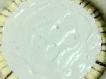 step6: 1/2慕斯餡倒入鋪墊好蛋糕片圓模中，冷藏15分鐘後,放入第二片蛋糕片，繼續倒入慕斯餡，冰箱冷藏1-2小時。藍莓果汁飲料加熱加入泡軟後
魚膠片倒入慕斯蛋糕頂部，冷藏1小時後脫模。撒入適量水果即可。