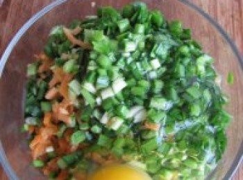 step3: 把韭菜，胡蘿蔔，雞蛋放入麵粉碗中。