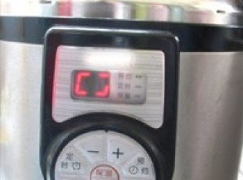 step16: 蒸好的肉端出來，上面扣上另一個盤子或者碗；迅速翻轉，最好在水槽上方操作，動作不快的同學可以避免汁水流在地上