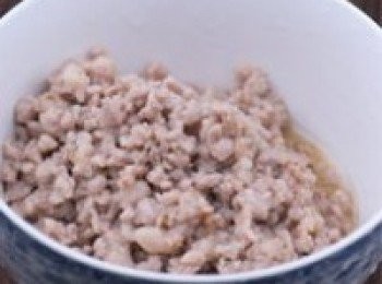 step3: 鍋裡放油，滑炒肉餡變色後撈出來待用