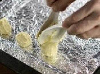 step7: 最省事的泡芙整形方法，就是用小勺直接挖起泡芙麵團放在烤盤上(烤盤裡墊上錫紙)。每個麵團之間保持一定距離，以免麵團膨脹後碰到一起