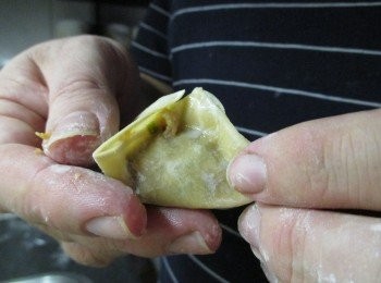 step3: 四個角往中央包起包覆，呈現三角錐狀。