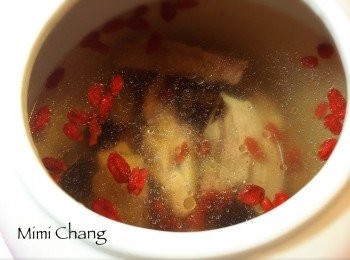 step2: 用陶甕裝入雞肉，放上紅棗枸杞，倒入冷水至淹蓋雞肉即可，外鍋1米杯水，陶甕加蓋，開啟電鍋。