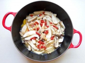 step4: 加入枸杞及剩餘的50cc米酒併加入海鹽調味。