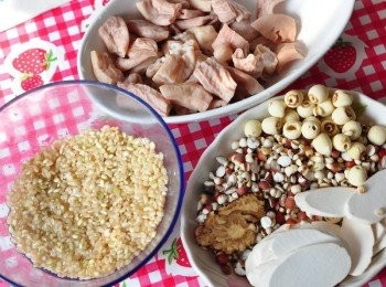 step1: 備料:糙米先沖洗浸泡水約1小時，豬腸以麵粉或蘇打粉充分搓柔沖水約5遍，再清洗加入少許米酒川燙切段，四神(略沖洗)藥帖在中藥行即可買到!