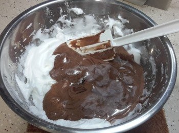 step7: 混合後，將所有旦黃液加入剩餘的旦白霜內，續以切拌法混合所有材料。