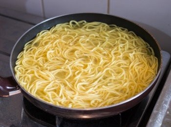 step6: 把油麵放到滾水中以中火煮約 3 – 4 分鐘。