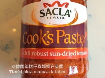 step6: 這食譜裡用了這款Sun dried tomato paste蕃茄乾醬，可選擇其他牌子。