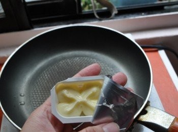 step2: 將奶油下鍋加熱